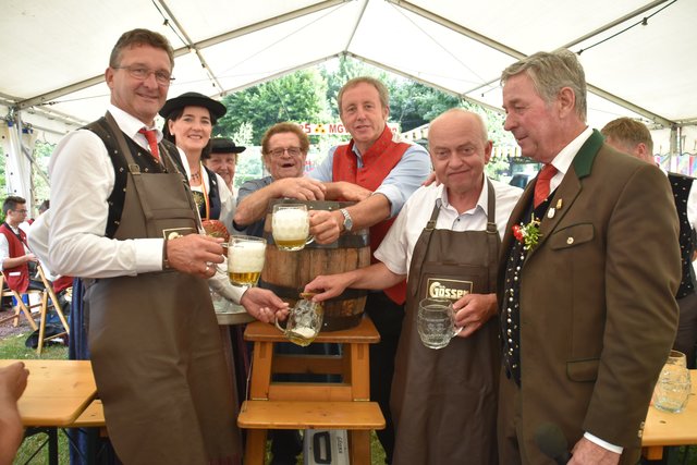 Überdachter Bieranstich: Bürgermeister Wolfgang Klinar, Brigitte Stocker, Landtagsabgeordneter Ferdinand Hueter, Pfarrer Wladyslaw Mach und MGV-Obmann Hans Winkler | Foto: Niedermüller