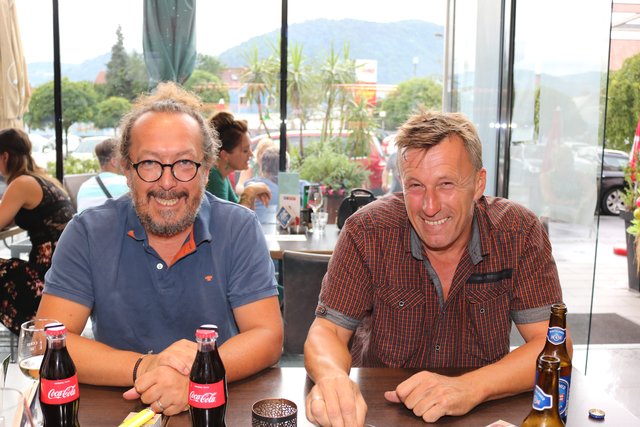 Jimmy Schlager und der Köflacher "Stammgast" Pepi Hopf luden ins K&amp;K Café zum Sommerkabarett. | Foto: Lederer