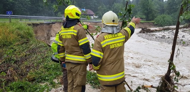 Hochwasser an der B166 Pass Gschütt Straße Russbach. Dabei die Feuerwehr Abtenau.