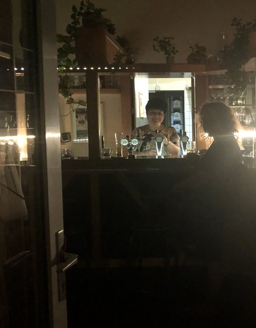 Beim Feierabendbier in der Stammbar lässt man den Arbeitstag hinter sich. | Foto: BRS/Gschwandtner