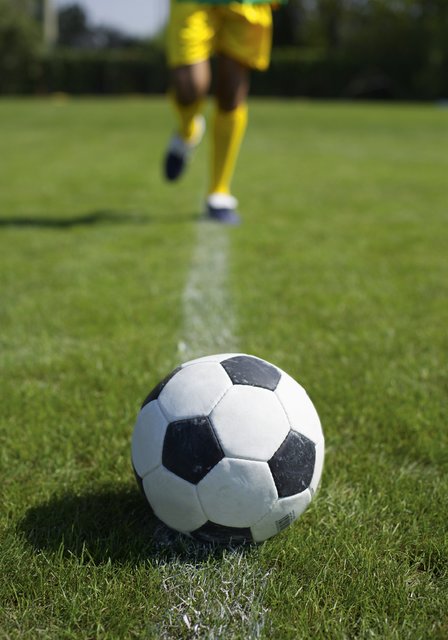 Das geplante EU-weite Mikroplastik-Verbot könnte auch die Fußballvereine mit Kunstrasenplätzen treffen | Foto: mev.de