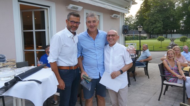 Micheal Kretz, Geschäftsführer der Bezirksblätter und Rudolf Mayrhofer, Vorstand der Golfclubs Kleßheim gratulierten dem glücklichen Sieger Andreas Pallauf. | Foto: Silvia Algieri, GC Kleßheim