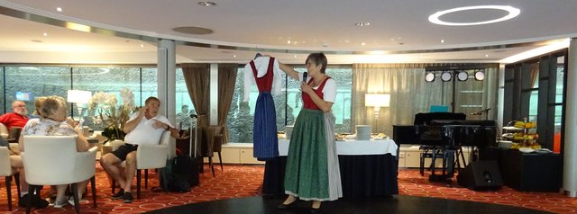 Anprobe Dirndl | Foto: G.Kraft