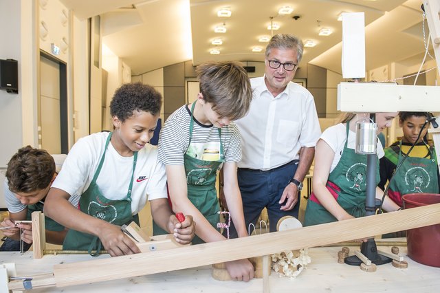 Nachwuchs-Techniker begeistern WKO Direktor Karl-Heinz Dernoscheg mit kreativen Konstruktionen.