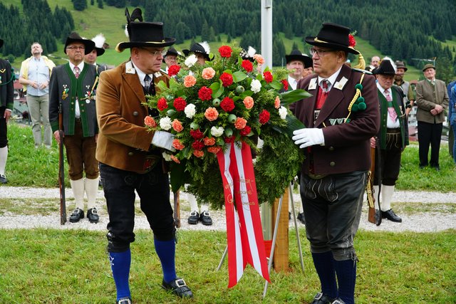 Herbert Schweißgut (li) und Wolfram Vindl bei der Kranzniederlegung. | Foto: Reichel
