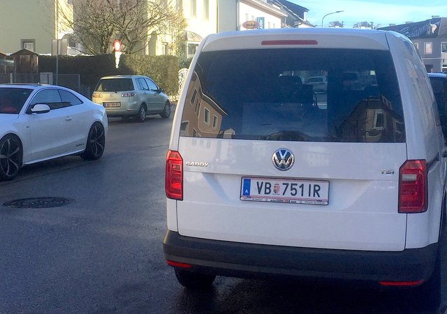 Das mobile Vöcklabrucker Radar steht in dieser Woche in der Salzburger Straße.