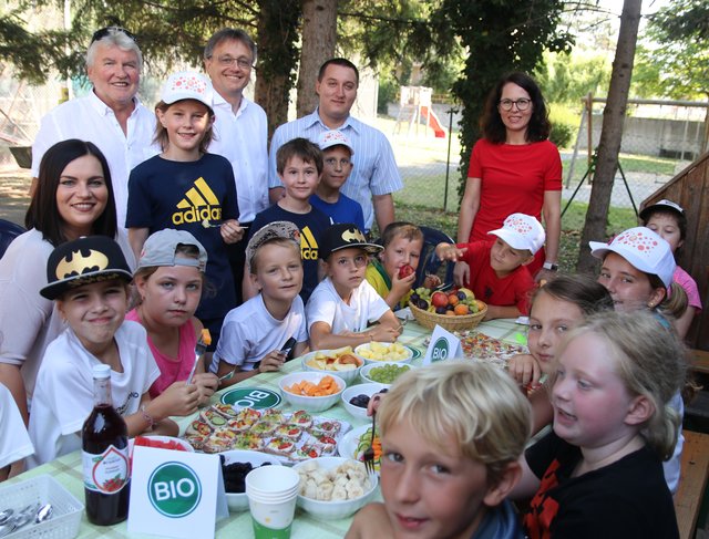 Landesrätin Astrid Eisenkopf, Energie Burgenland Betriebsratsvorsitzender Hartwig Roth, Energie Burgenland Vorstandsvorsitzender Michael Gerbavsits, Betreibsrat Bernd Weiss und Personalchefin Beate Bauer-Zinggl statteten den Kindern beim Tenniscamp einen Jausenbesuch ab.