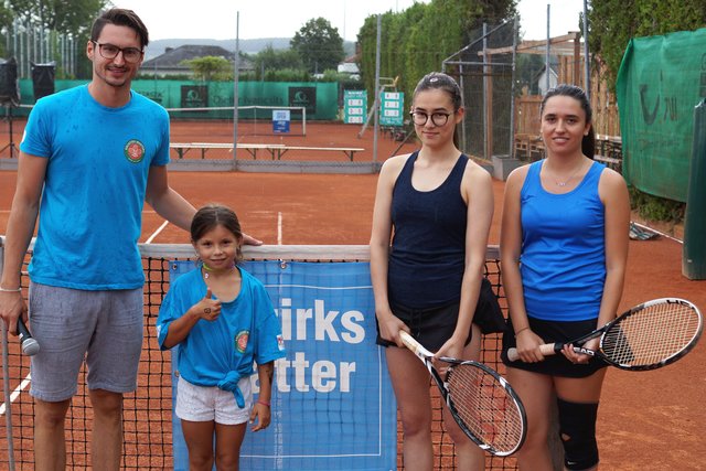 Mitorganisator Andreas Lichtenberger (Zagersdorf), „Glücksengerl“ Emily Wukovits, Kroaten Masters-Tennisqueen Cynthia Wutschitz und Finalistin Tina Spadt aus Antau. | Foto: Kroaten Masters/TC Zagersdorf