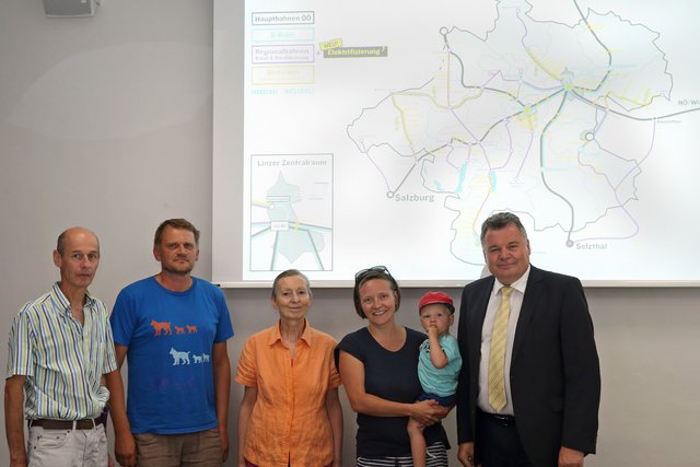 Vertreter der Zugkunft Mühlkreisbahn besuchten Verkehrs-Landesrat Günther Steinkellner (r) in seinem Büro und erkundigten sich nach den weiteren Plänen im Hinblick Attratktivierung der Mühlkreisbahn.