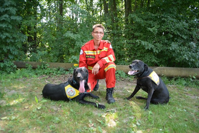 Alexandra Maxa und ihre Hunde Charly und Luna. | Foto: (2) Handlfinger