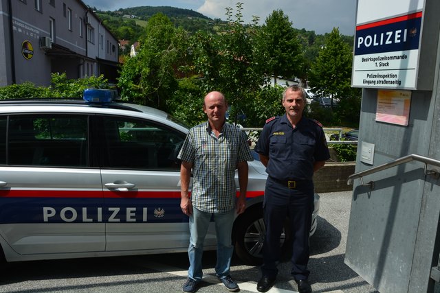 Was kann man tun, um Einbrechern die Arbeit zu erschweren? Polizeihauptmann Heinz Froschauer und Eigentumspräventionsbeamter Otmar Gasser von der Polizeiinspektion Ilz informieren über Eigentumsschutz.