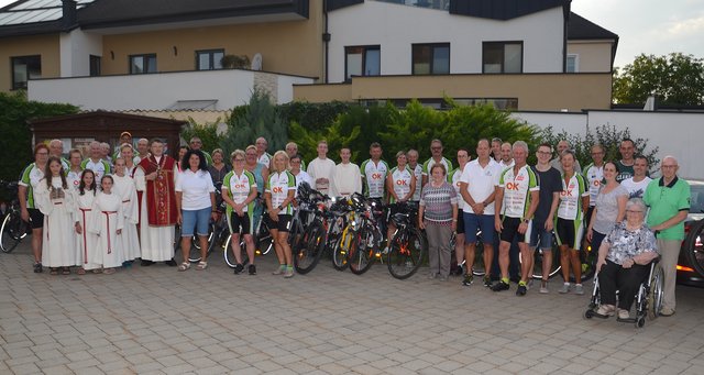 Pfarrer Franz Xaver Hell, unterstützt von seinen Ministranten segnete die zahlreichen Fahrräder, Mopeds und Autos, die von den Besuchern der Christophorus-Messe, zum größten Teil Mitglieder des Union Radclub St. Margarethen am Kirchenplatz aufgestellt worden waren. | Foto: Manfred Gundacker
