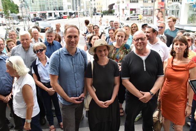 Bezirksrat Bernhard Seitz (Grüne), Petra Jens (evangelische Pfarre), Nikolaus Kunrath (Grüne) und Bezirksvizin Astrid Rompolt (SPÖ).