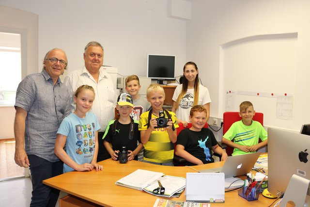 Das offizielle Foto mit STR Franz Sachernegg, den Redakteuren Selina Wiedner und Harald Almer sowie den fünf Burschen und einem weiblichen Gast. Rene Lederer stand hinter der Linse. | Foto: Lederer