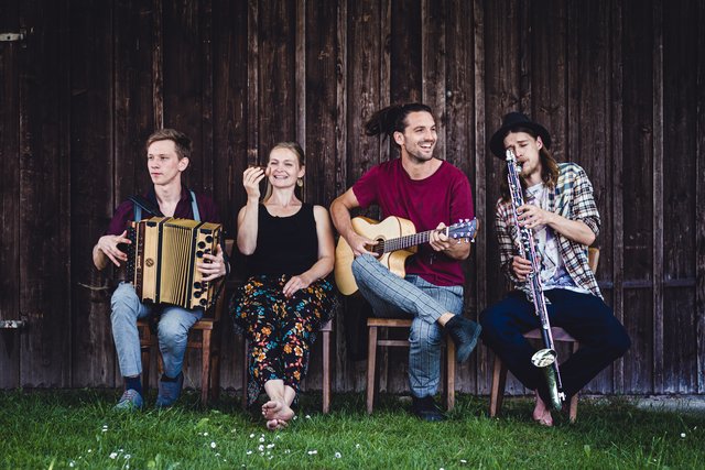 Die vier Musiker in ihrem Element (v.l.n.r.): Andreas Jamnik, Nora & Peter Mayer, Michael Dumfart.