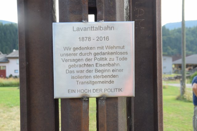 Die Inschrift an der Skulptur