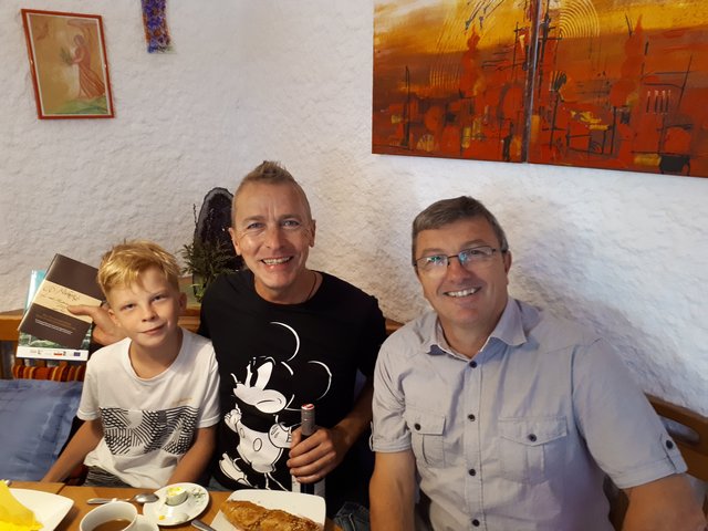 Hans Hinterreiter (r.) überraschte Franz Glanz und seinen Sohn Robin beim Frühstück. | Foto: Privat