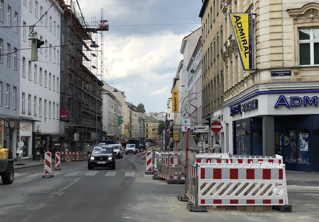 In der Reinprechtsdorfer Straße werden im Zuge der Vorarbeiten zum U-Bahn-Bau derzeit neue Rohre verlegt. | Foto: Barbara Schuster