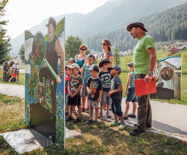 Die lebensgroßen Naturpark-Ranger erklären die Tier- und Pflanzenarten