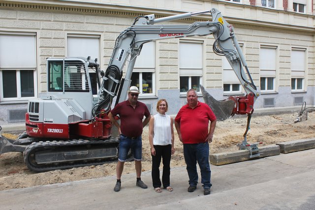 Polier Rene Panner, Bezirkschefin Lea Halbwidl und Hermann Halbauer, Magistratsbediensteter der MA 28 – Straßenbau (v.l.). | Foto: BV 4