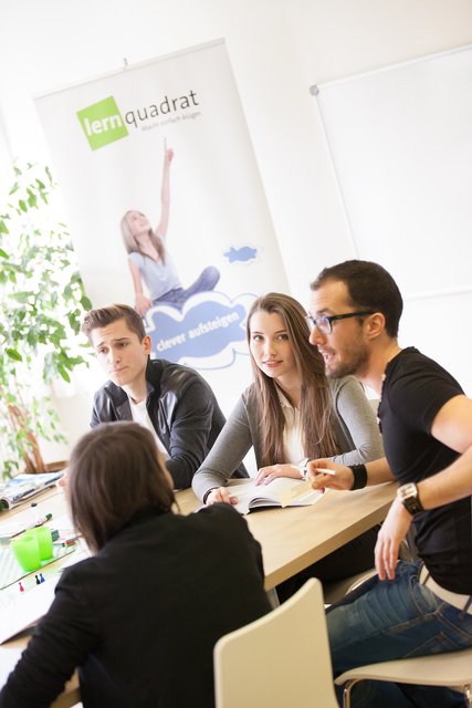 Das LernQuadrat lädt zur Nachhilfeberatung ein, um mit den Schülern zu besprechen, wobei sie Hilfe benötigen.