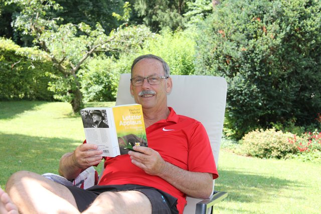 Bürgermeister&lt;/f&gt; Gerald Hackl entspannt am liebsten im eigenen Garten unterm alten Apfelbaum.  | Foto: Privat