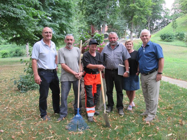 Bürgermeister Peter Steinbach, Herbert Pfeiffer, Leopold Krippel, Richard Mayer mit Petra Arneth-Frasl und Josef Mukstadt vom Arbeitsmarktservice Hollabrunn. | Foto: Foto: AMS HL