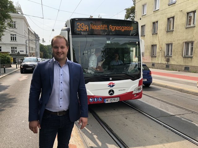 Oft gefordert, endlich umgesetzt: Bezirkschef Daniel Resch (ÖVP) hat die Anbindung des 39A nach Neustift erreicht. | Foto: Thomas Netopilik