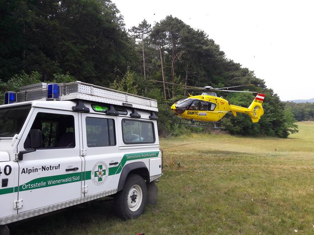 Der Patient wurde mit dem Notarzthubschrauber ins Krankenhaus gebracht.