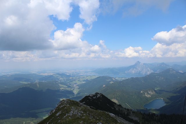 Blick vom Brunnkogel. re. Langbathsee..