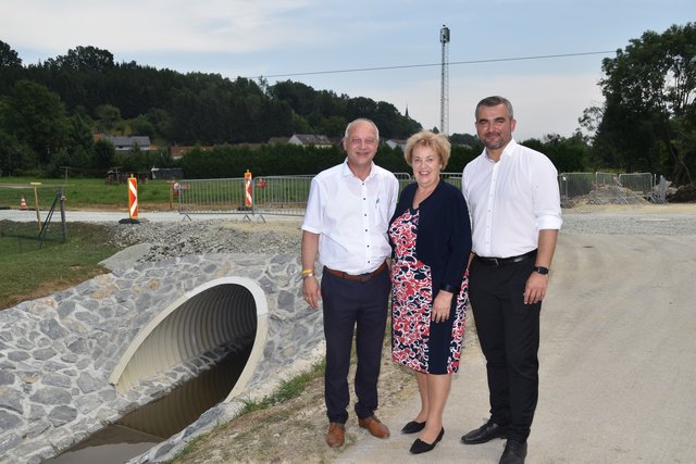An der Baustelle der Dürrebach-Brücke in Olbendorf: Bautenlandesrat Heinrich Dorner (rechts), Landtagspräsidentin Verena Dunst und LAbg. Wolfgang Sodl. | Foto: Martin Wurglits