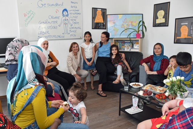 Einmal im Monat kommen Frauen mit Fluchtgeschichte und ihre Kinder ins Sprachcafé des Integrations- und Bildungszentrums des Diakonie Flüchtlingsdienstes, um Deutsch zu lernen und über für den Alltag wichtige Themen zu sprechen. LRin Gabriele Fischer stattete dem Sprachcafé in Telfs einen Besuch ab. | Foto: Land Tirol/Reichkendler