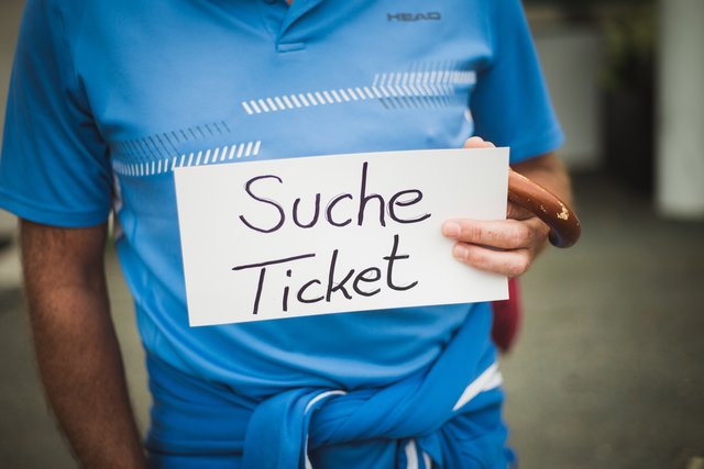 Ticketsuche beim Turnier. Ausverkaufte Ränge ab Mittwoch. | Foto: M. Knoll