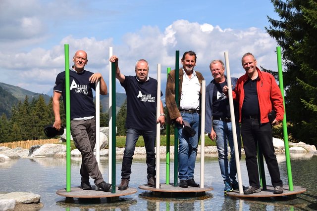 Pressegespräch am See (v. re.):  Wolfgang Meighörner (Dir. Tiroler Landesmuseen), Martin Trixl (Bergbahn-GF), Peter Morass (Landesmuseen), Toni Niederwieser (Bergbahn-GF), Tom Jank (Tom Jank Network). | Foto: WMP