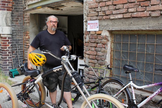 Thomas Tyoler gründetet den Verein "Pedalritter". Hier steht er vor der Döblinger Werkstatt mit seinem
custom-made Dreirad.
