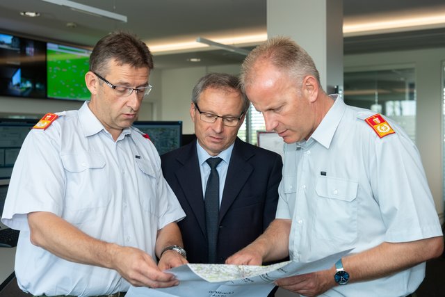 Landes-Feuerwehrkommandant Robert Mayer, Landesrat Wolfgang Klinger und Landes-Feuerwehrkommandant-Stv. Michael Hutterer (v. l.). | Foto: Kerschbaummayr