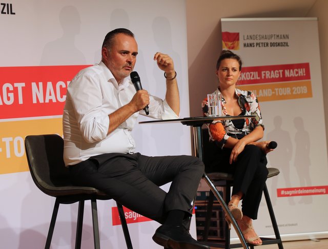 LH Hans Peter Doskozil stellte sich im Forsthaus in Hornstein den Fragen aus dem Publikum.
