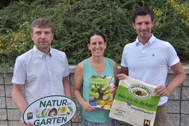 Der neue Umweltstadtrat Mathias Bratengeyer, Martina Liehl-Rainer  von Natur im Garten und Bürgermeister René Lobner. | Foto: Pfeiffer