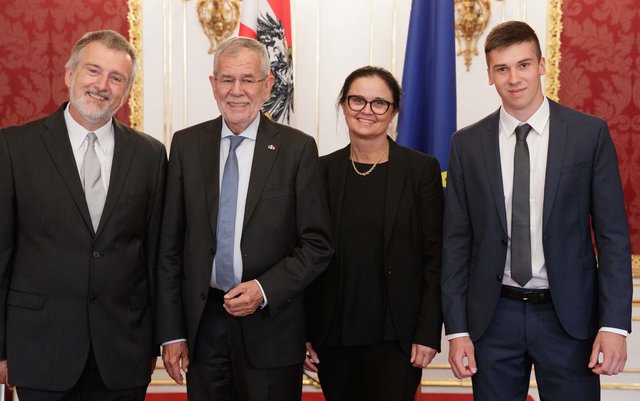 Michael Neu mit Sozialministerin Brigitte Zarfl, Bundespräsident Alexander Van der Bellen und Anton Planitzer (v.r.). | Foto: Peter Lechner/HBF