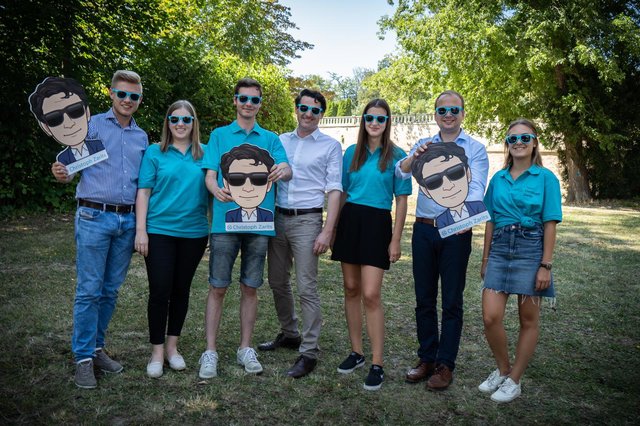 Durchblick in türkis: Patrik Fazekas, Evelyn Zarits, Dennis Brabetz, Christoph Zarits, Karoline List, Istvan Deli und Katharina Leitgeb im Eisenstädter Schlosspark