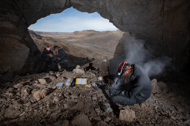 Die Wissenschaftlerinnen und Wissenschaftler verwenden eine Mühle zur Probenahme von Höhlenkalzit. | Foto: Robbie Shone