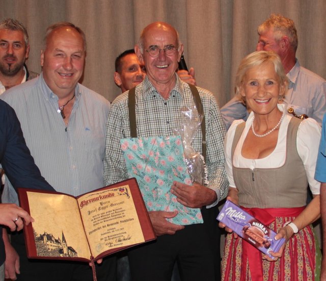 Vizebürgermeister Vital Enzinger, Jubilar Egger-Gassner Josef und Bürgermeisterin Sonja Ottenbacher. | Foto: Gemeinde Stuhlfelden
