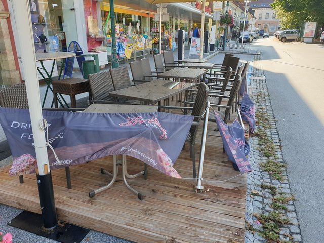 Am Donnerstag nach Mitternacht wurde die Begrenzung des Gastgartens vom "Bricks" beschädigt. | Foto: Bricks