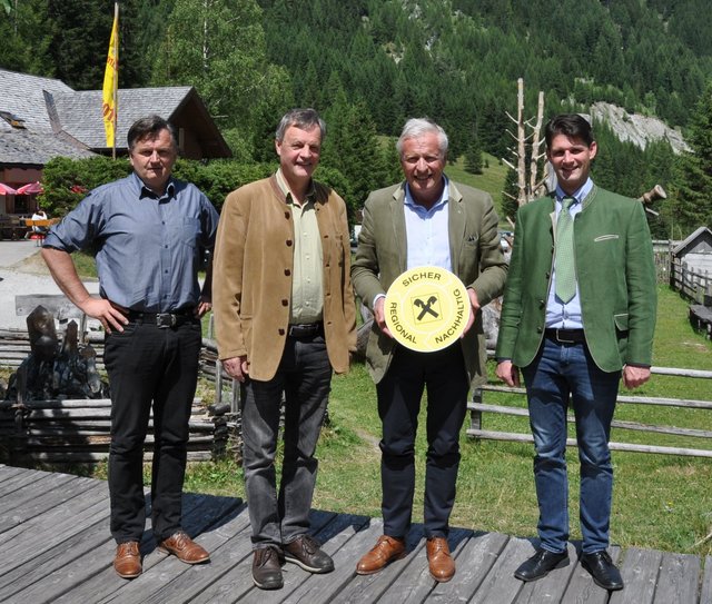 Erfreut über die weitere Partnerschaft: Obmann Naturpark Riedingtal Bgm. Thomas Kößler, Georg Fötschl Direktor der Raiffeisenbank Lungau eGen, Altbürgermeister Alfred Pfeifenberger und Franz Gfrerer Geschäftsführer des Naturpark Riedingtal. | Foto: Naturpark Riedingtal