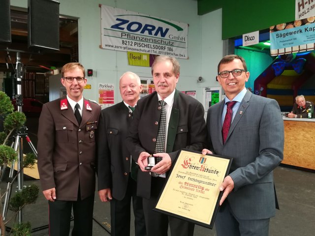 Altbürgermeister Josef Schöngrundner erhielt den Ehrenring der Gemeinde Ilztal.