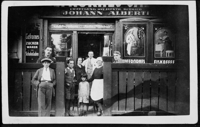 Wasnergasse: Der erste Alberti-Eissalon eröffnete 1906. Das Foto zeigt Urgroßvater Giovanni im weißen Mantel, links neben ihm ist seine Frau Maria.