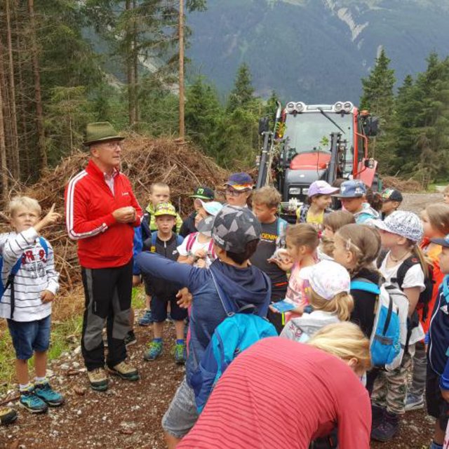 Initiator Josef Pramstaller mit einer munteren Schar von VolkschülerInnen, die entschlossen zur Tat schritten. | Foto: privat
