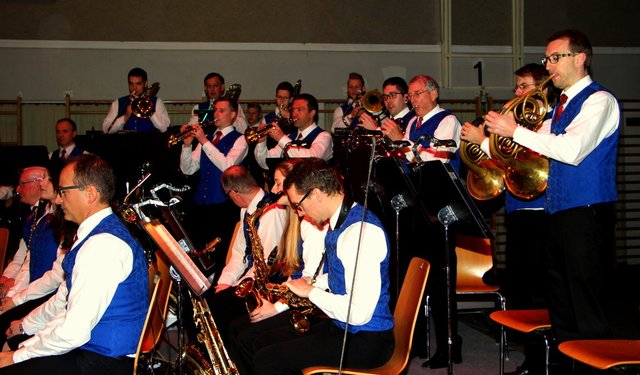 Die Marktmusikkapelle Lambach-Edt spielt bei Burggartenkonzert auf. | Foto: Robert Huber