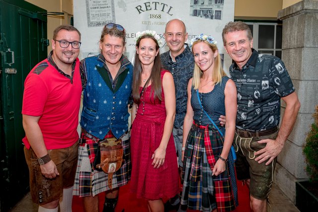 Ein tolles Fest: WOCHE-Chefredakteur Peter Kowal, "Trachtenkaiser" Thomas Rettl, WOCHE-Kärnten Donna Pirker, "Mr. Kirchtag" Joe Presslinger, WOCHE-Kärnten Lisa Wohlgemuth, WOCHE-Geschäftsführer Markus Galli.
