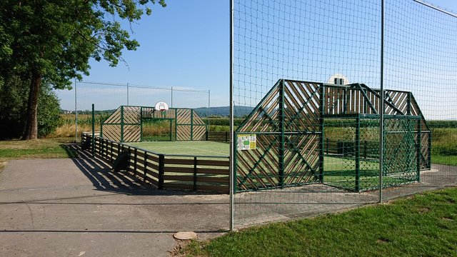 Hinter dem Funcourt in Langwies soll das Trainingsfeld entstehen.